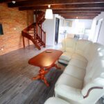 sofa ze stolikiem w domku do wynajęcia na kaszubach