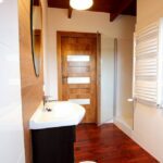 łazienka z umywalką - domek do wynajęcia kaszuby