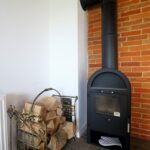 piec do palenia drewnem w domku na kaszubach